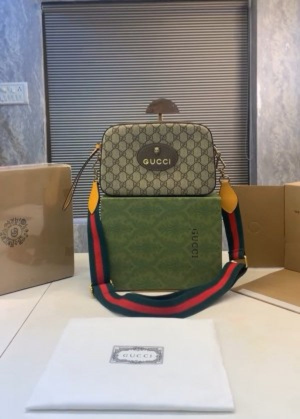 Guccii neo vintage gg supreme messenger bag with og box