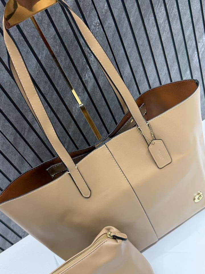 Coacch North Tote With Dust Cover & Pouch