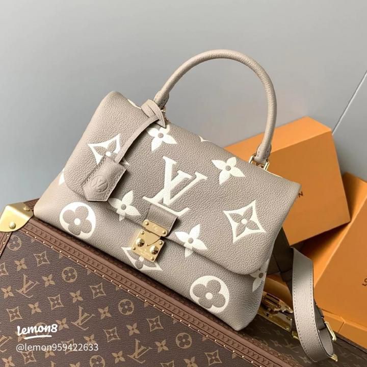 Louiis Vuitton leather Bag with Double Box premium quality