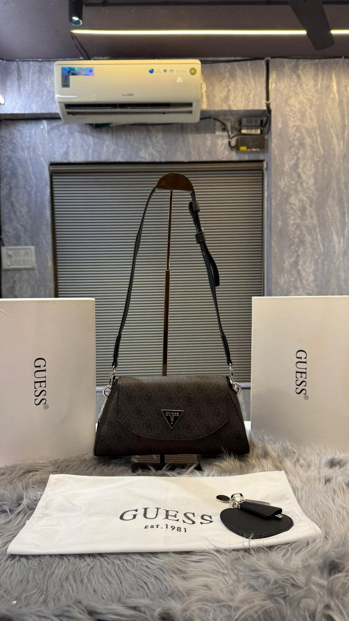 GUEESS TOP ZIPPER SHOULDER BAG WITH BOX