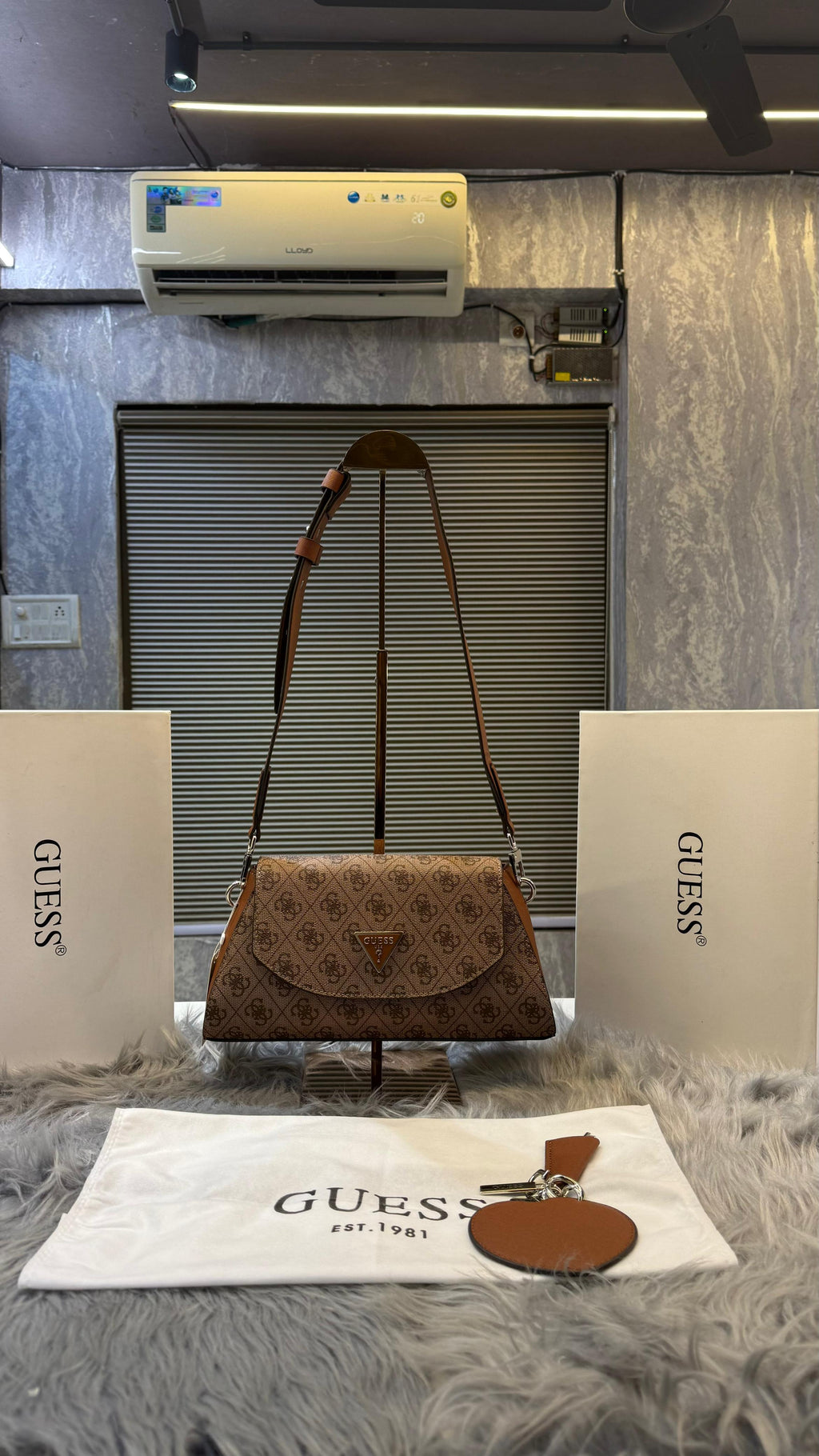 GUEESS TOP ZIPPER SHOULDER BAG WITH BOX