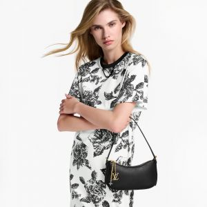 Louiis Vuitton pochette bloom with box