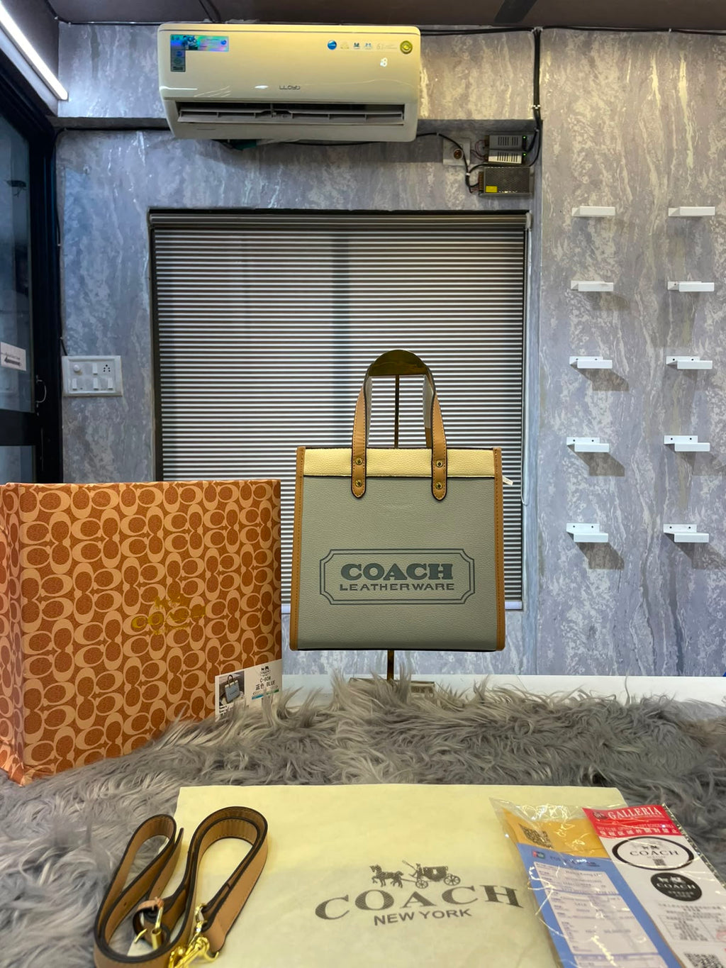 Coaach field tote bag with og folding box